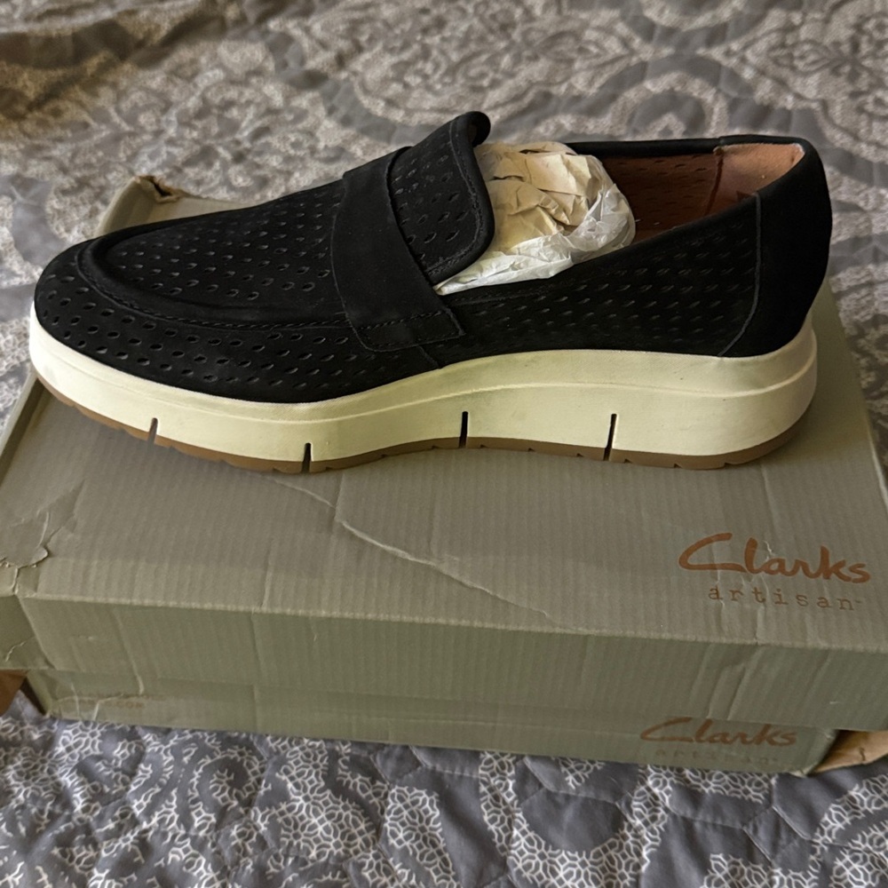 Clarks Loriini Edge Black Nubuck Suede Perforated Platform Loafers NIB Sz 10 - Picture 9 of 11